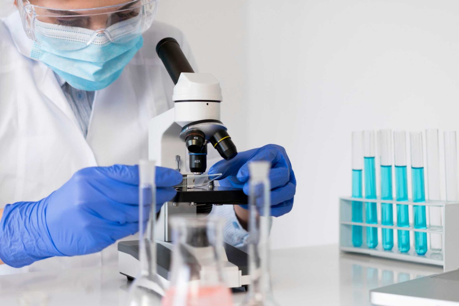 jpeg-optimizer_woman-working-laborator